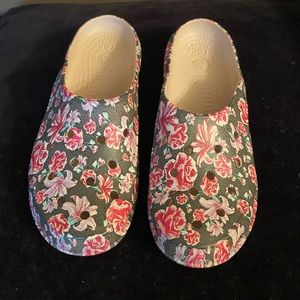 Women’s Crocs Freesail Printed Clog NWOT